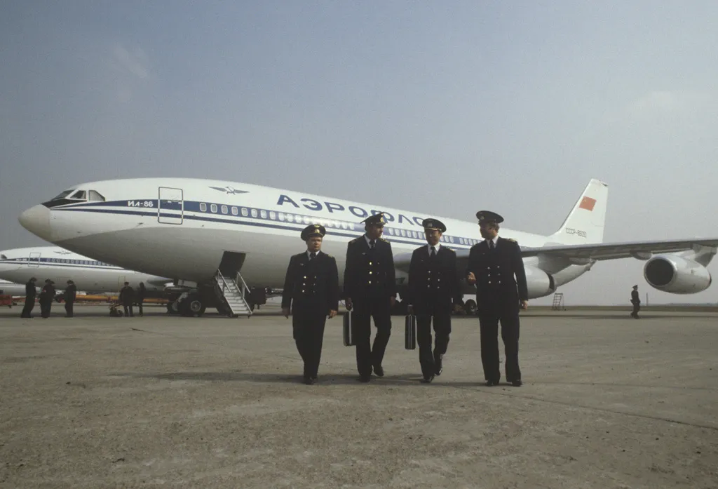 An Il-86 crew at Sheremetyevo-2, 1983