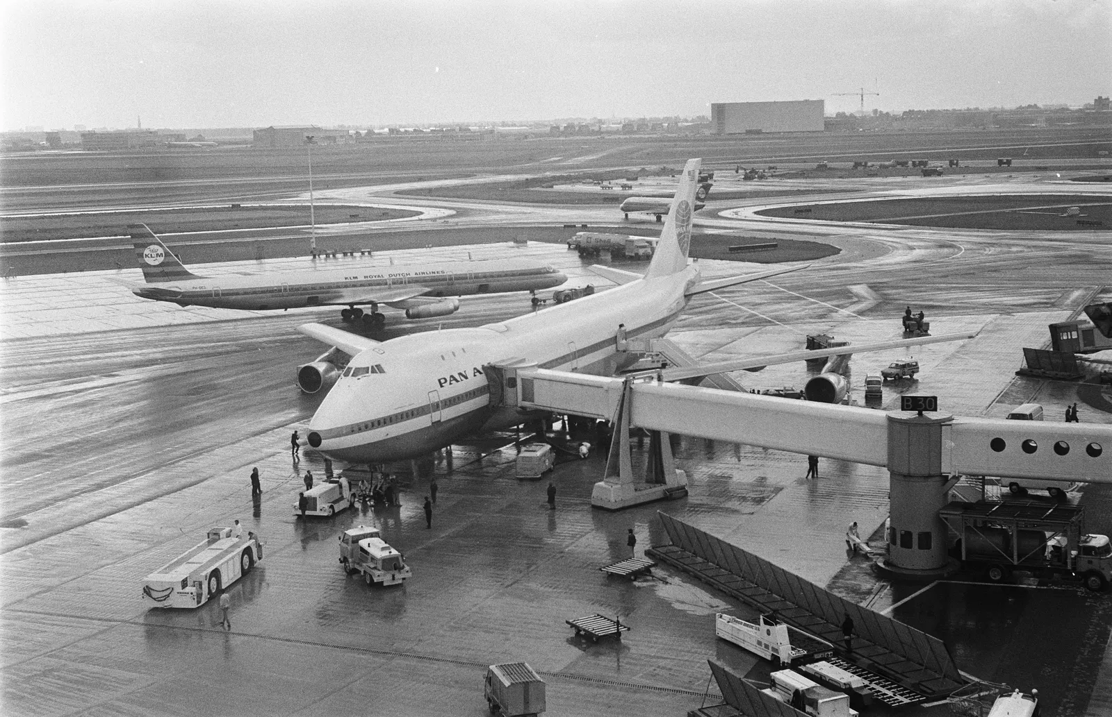 Boeing 747 Pan Am у пирса в амстердамском Схипхоле