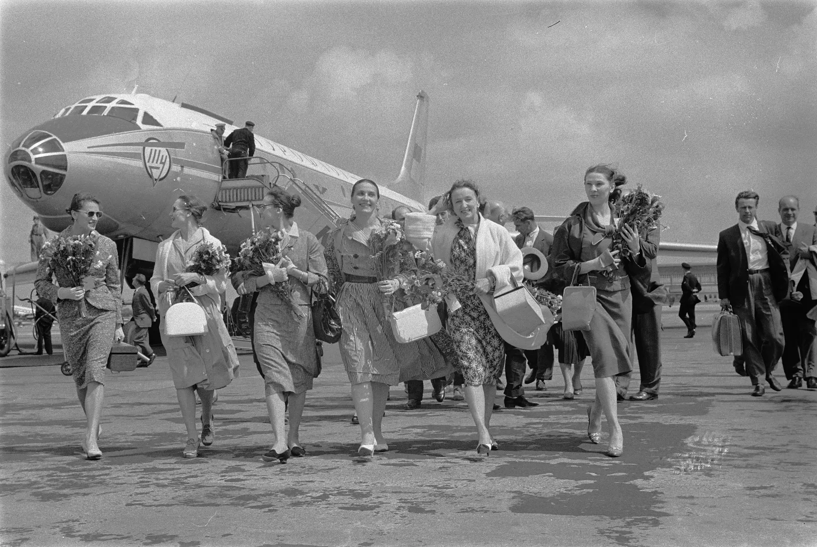 Bolshoi Ballet soloists on the apron at Schiphol, a Tu-104 behind them