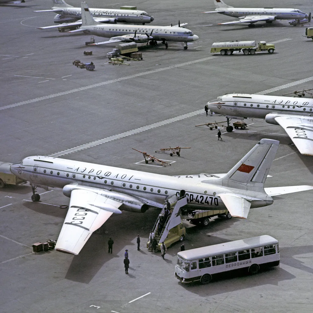 Vnukovo apron in 1971, with Tu-104 CCCP-42470 in the foreground